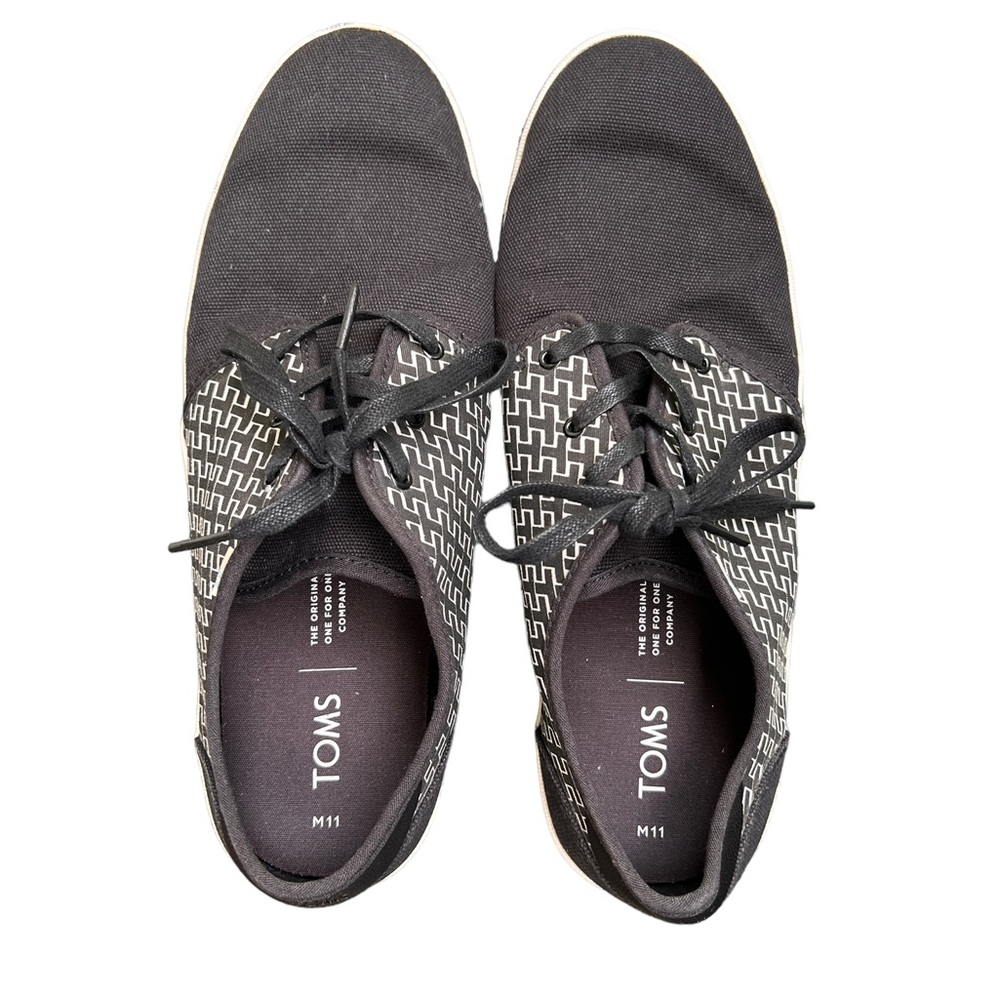 MENS TOMS LACE UP SNEAKERS SIZE 11 NAVY BLUE AND WHITE